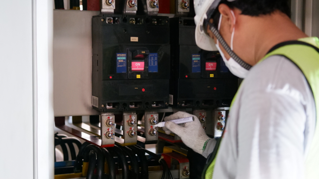 Arbeiter überprüft USV-Anlage auf Funktionalität.