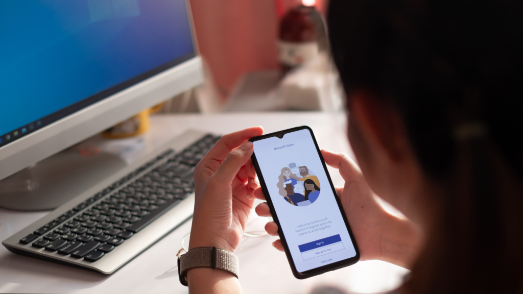 Mitarbeiter kann E-Mails ohne Sicherheitsbedenken bearbeiten.