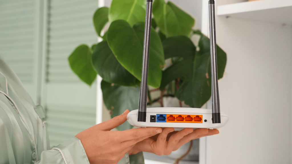 Eine Mutter hält ihren Router für Zuhause in der Hand.